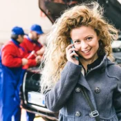 femme téléphonant pour réviser sa voiture