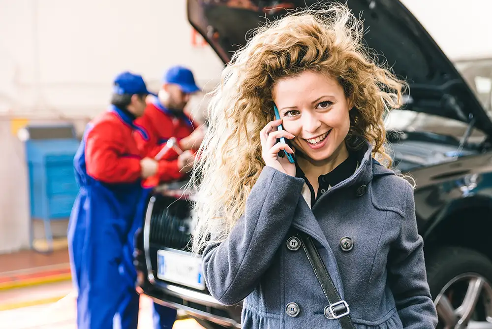 femme téléphonant pour réviser sa voiture